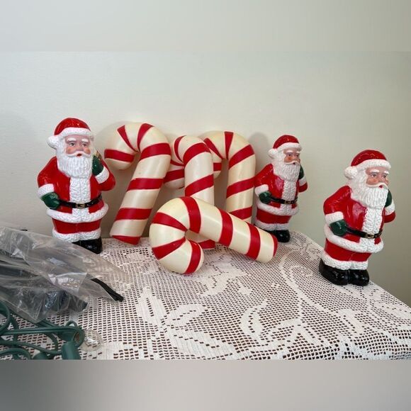 Set of 7 || Vintage DYNAGOOD lighted garden stakes Santas and Candy canes molds - Picture 3 of 11